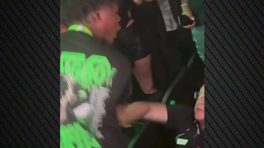 Βίντεο: Έφηβος ξυλοκοπά άγρια 66χρονο εργαζόμενο σε συναυλία στις ΗΠΑ