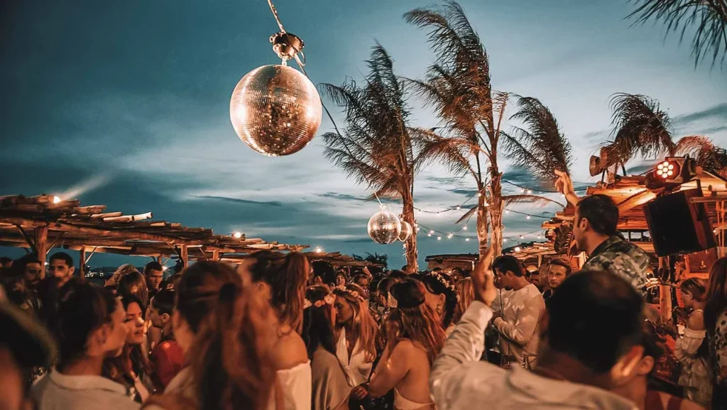 Κακή η σεζόν στη Μύκονο: «Ανάσα» οι τελευταίες αφίξεις τουριστών – Ποιοι οι λόγοι του μοιραίου απολογισμού