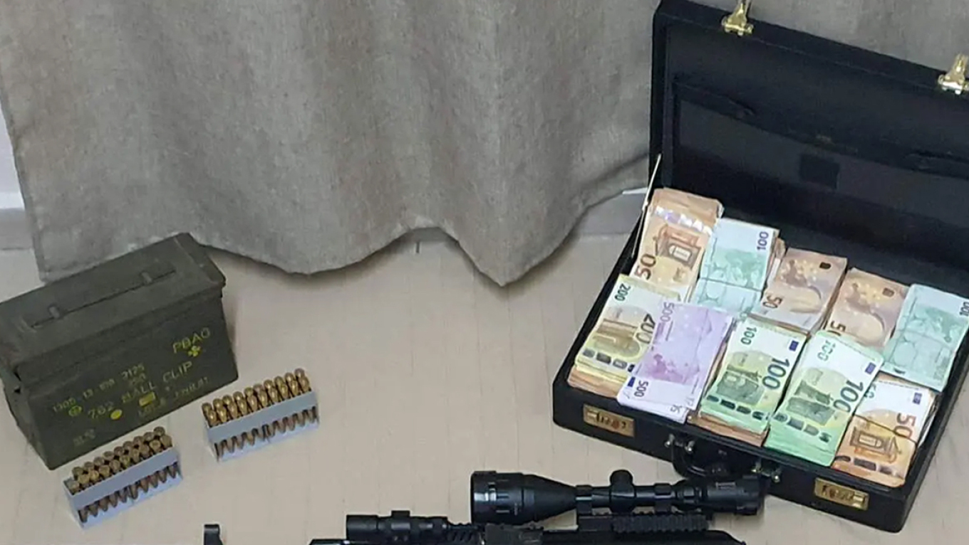 Σίφνος: Ολόκληρο οπλοστάσιο και πάνω από 250.000 ευρώ βρέθηκαν σε σπίτι 48χρονου – Δείτε βίντεο και φωτογραφίες