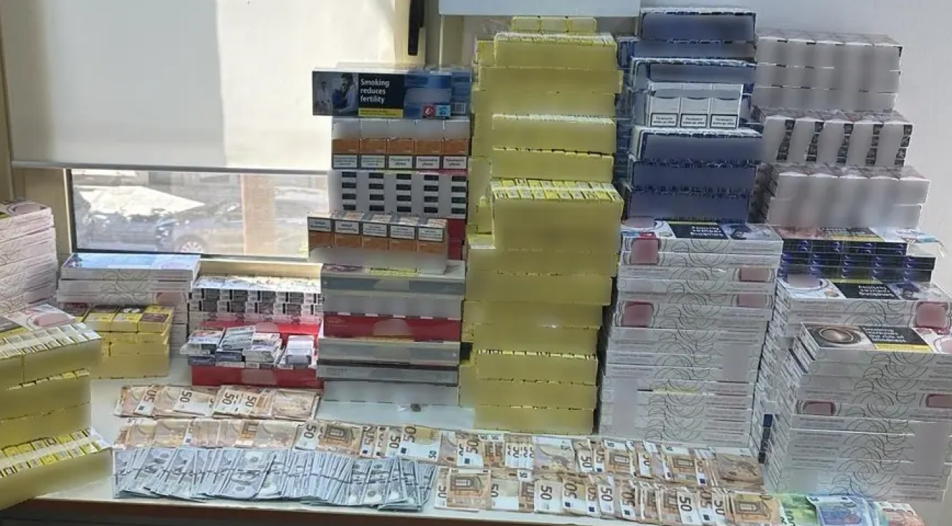 Χειροπέδες σε 54χρονο στη Θεσσαλονίκη: Είχε κάνει το σπίτι του χώρο πώλησης λαθραίων τσιγάρων (φωτο)