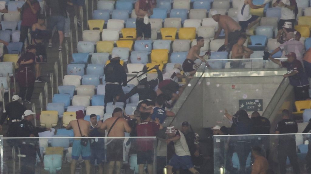 Σκηνές ροντέο στο παιχνίδι της Φλουμινένσε με την Λανούς: Άγριο ξύλο των οπαδών ακόμη και στις τουαλέτες (vids)