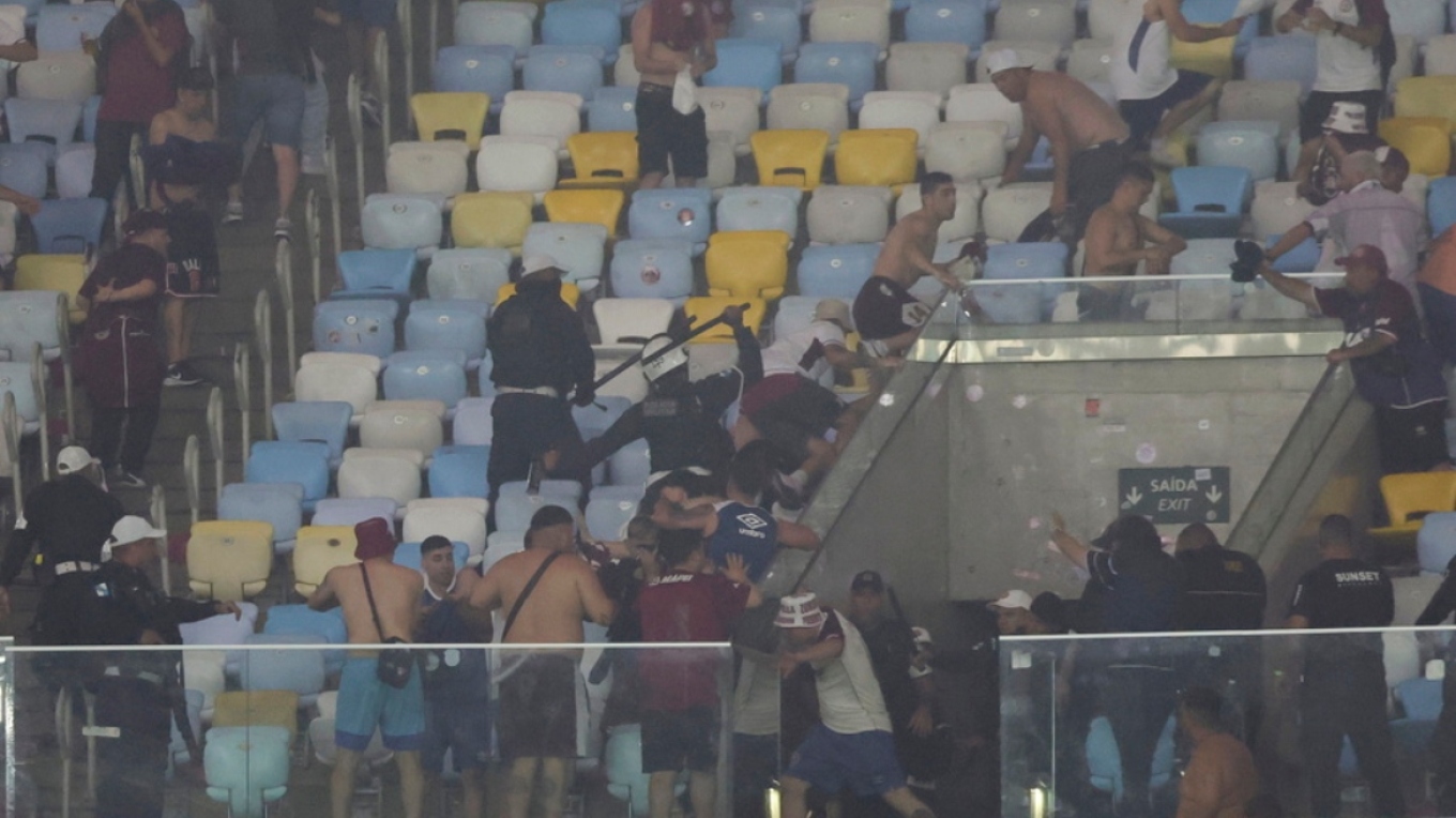 Σκηνές ροντέο στο παιχνίδι της Φλουμινένσε με την Λανούς: Άγριο ξύλο των οπαδών ακόμη και στις τουαλέτες (vids)