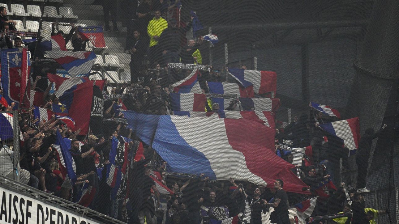 Ουτρέχτη – Λιόν: Επεισόδια μεταξύ των οπαδών των δύο ομάδων λίγο πριν τον αγώνα – Δεκάδες συλλήψεις (βίντεο)