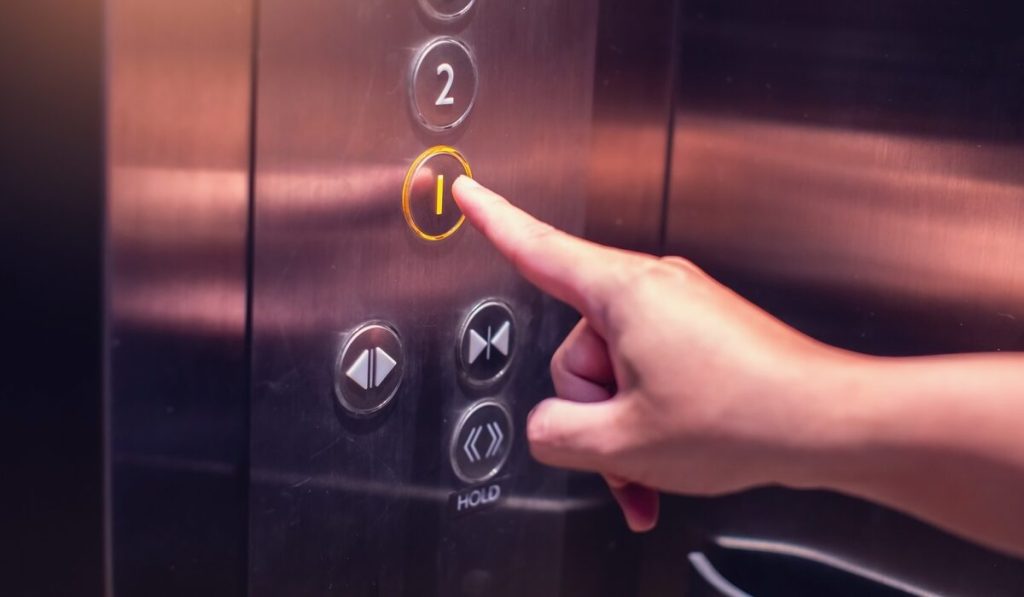 Στα «μαχαίρια» ιδιοκτήτες και διαχειριστές πολυκατοικιών για την απογραφή των ανελκυστήρων – «Βραχνάς» το κόστος