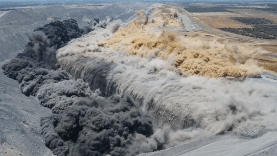 Η μεγαλύτερη ηλεκτρική πυροδότηση εκρηκτικών σε ορυχείο στον κόσμο (βίντεο)