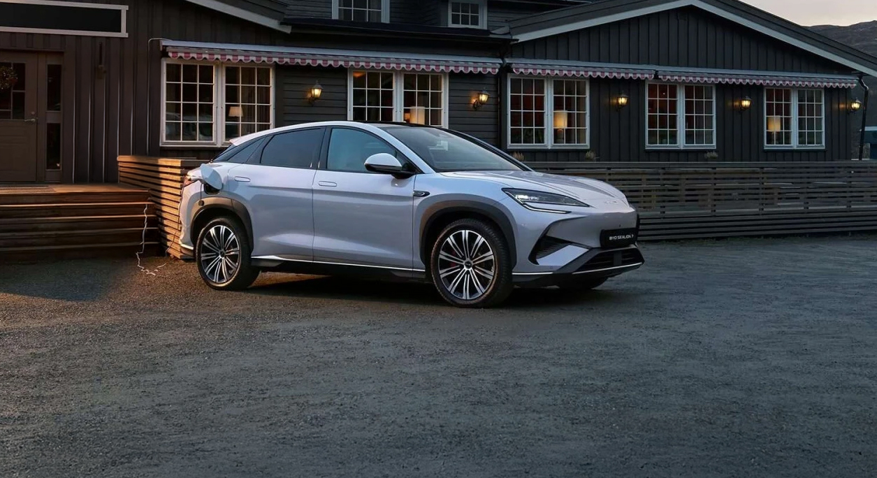 BYD ξεπερνά την Tesla για δεύτερο μήνα στην ΕΕ – Επιστροφή σε ανάπτυξη για τη Stellantis