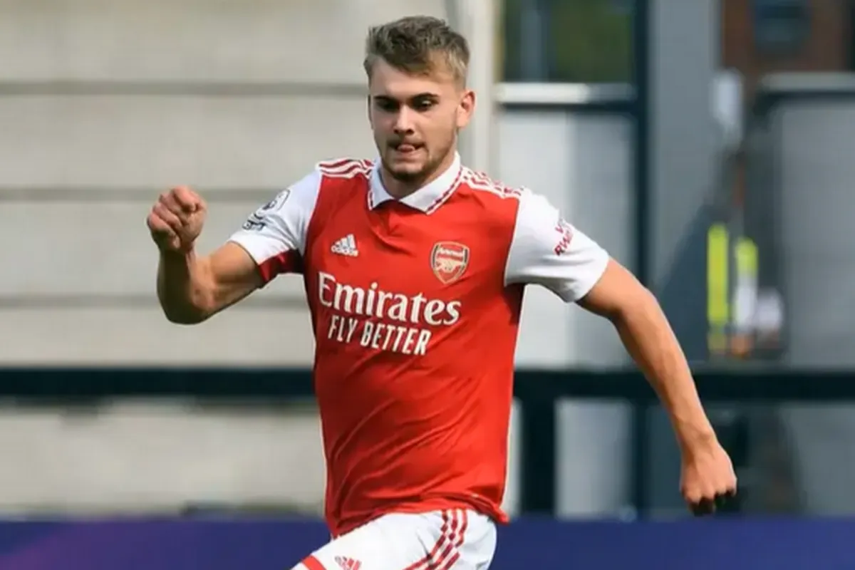 Πένθος στο αγγλικό ποδόσφαιρο: «Έφυγε» από τη ζωή στα 21 του πρώην παίκτης της Άρσεναλ μετά από χτύπημα στο κεφάλι