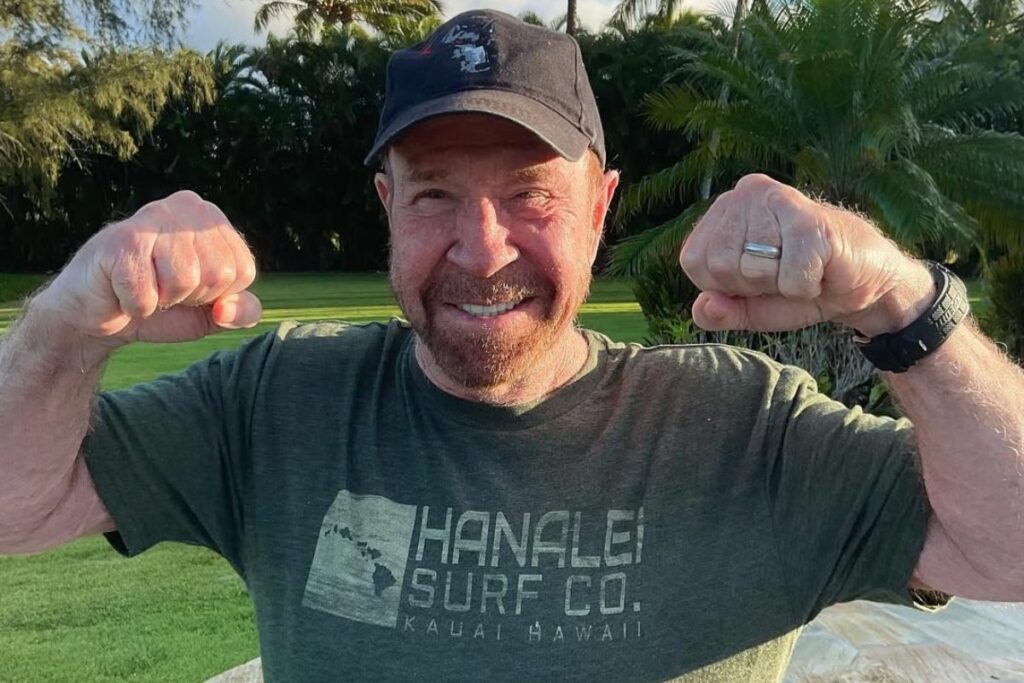 Ο Τσακ Νόρις σκαρφαλώνει βουνά στα 85 του! (φωτό)