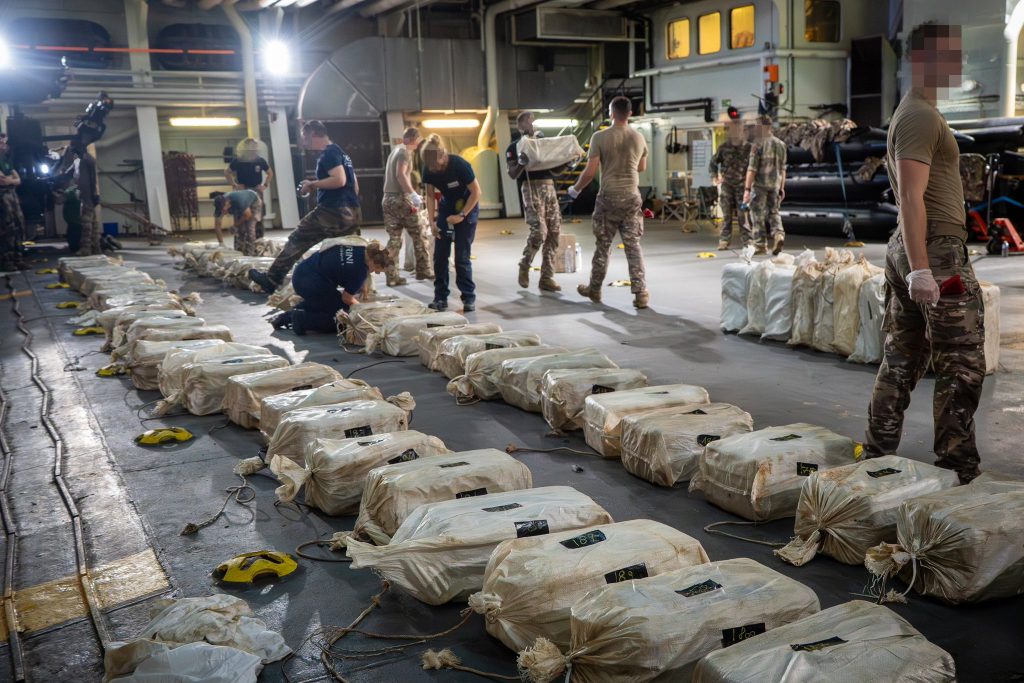 Το Ναυτικό της Γαλλίας κατάσχεσε 9,6 τόνους κοκαΐνης αξίας 519 εκατ. ευρώ ανοιχτά της Δυτικής Αφρικής (φώτο)