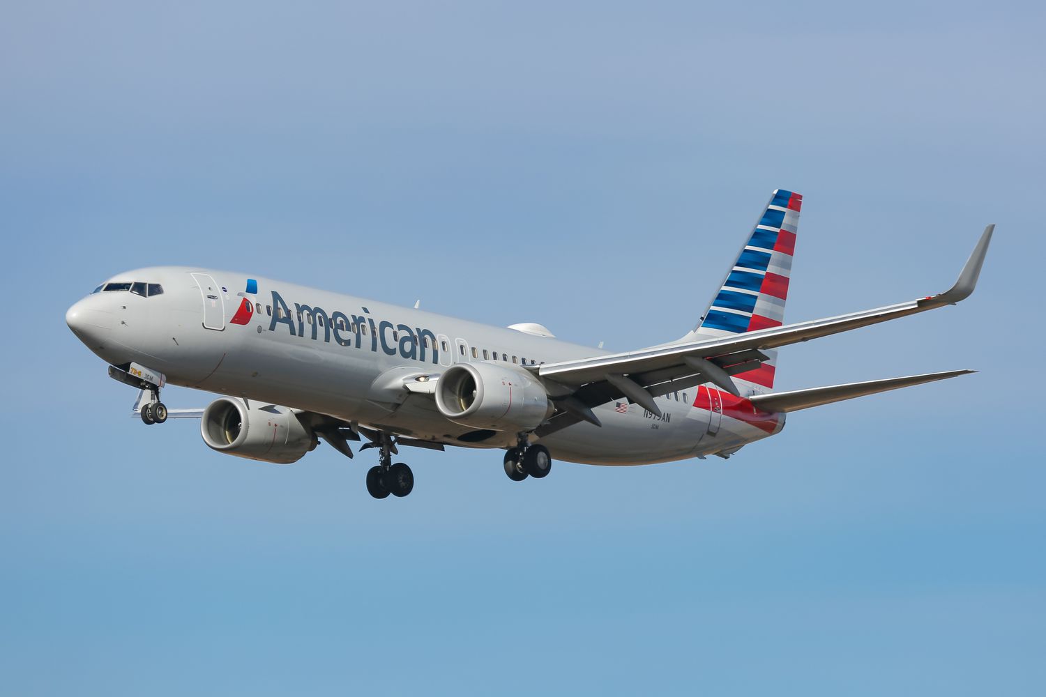 American Airlines: Πλήρωμα αεροσκάφους έδεσε με πλαστικές χειροπέδες και ταινία 34χρονη που επιτέθηκε σε αεροσυνοδό