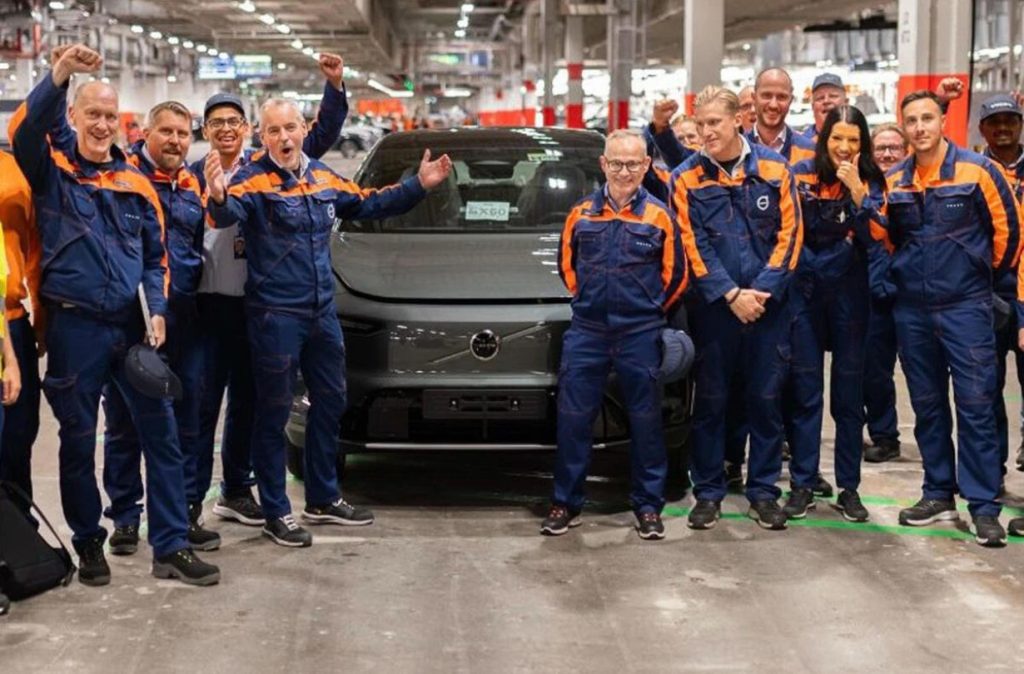 Volvo EX60: Πρώτη φωτογραφία από το εργοστάσιο