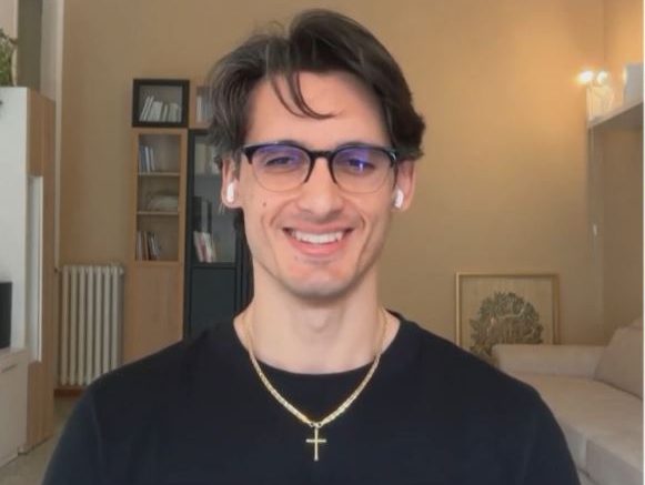 Ιταλία: Ο viral 32χρονος ιερέας του Instagram που διαφημίζει συμπληρώματα διατροφής