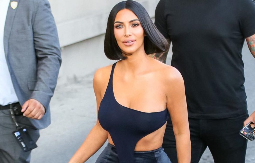 Κ.Καρντάσιαν: «Έβαλε φωτιά» με την άκρως αποκαλυπτική εμφάνισή της στη Νέα Υόρκη (βίντεο)