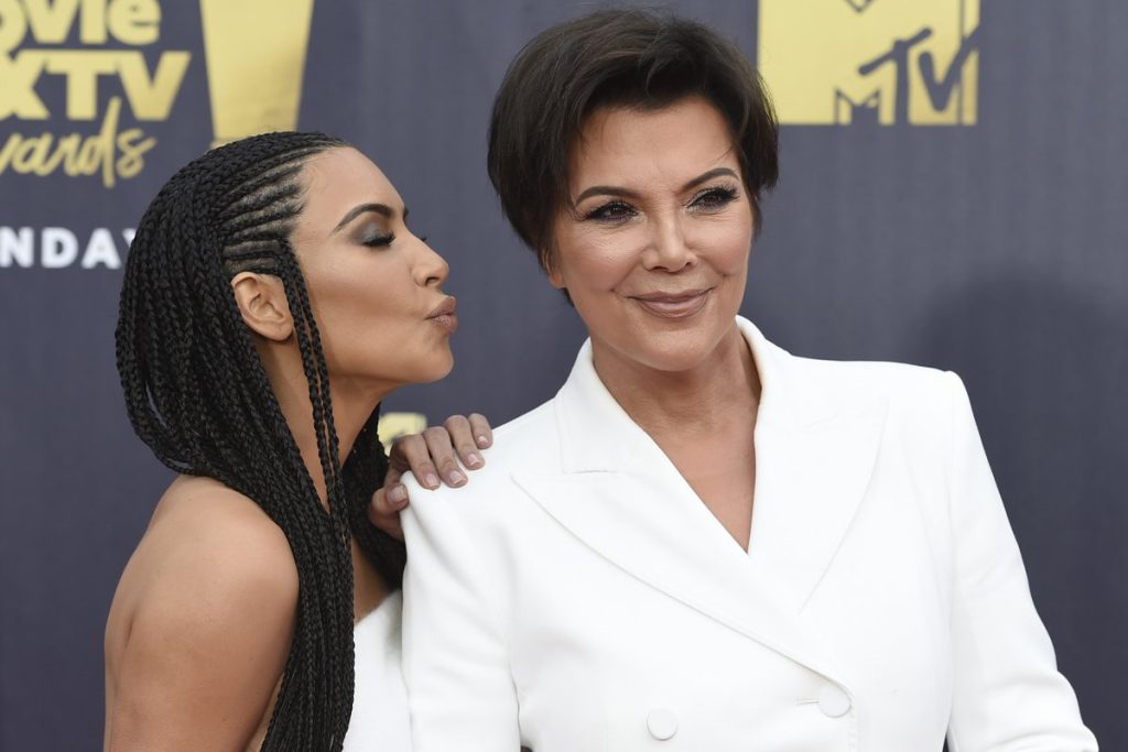 Πώς η Kris Jenner έστειλε σε «τυφλό» ραντεβού την Kim Kardashian με δικαιολογία μια συνέντευξη