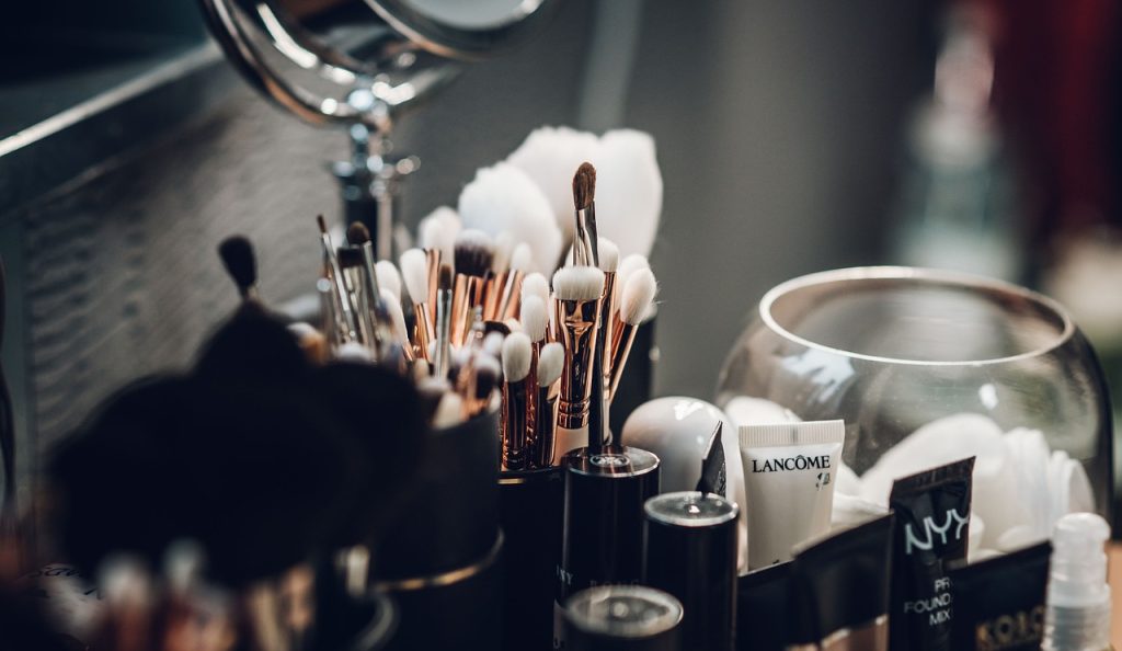 Πόσο ζουν τα καλλυντικά σου; Ένας πρακτικός οδηγός για να μη «ρισκάρεις» το πρόσωπο σου