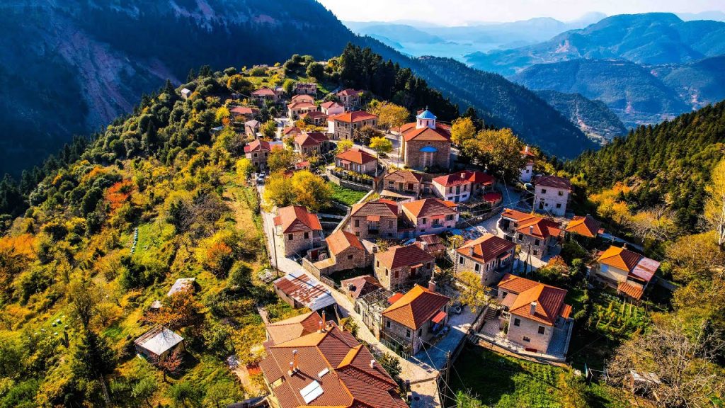 Φιδάκια: Το πανέμορφο χωριό στην Ευρυτανία που αποτελεί πραγματικό ησυχαστήριο (φώτο)