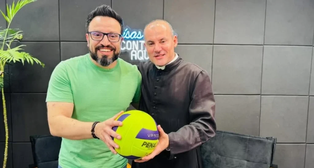 Βραζιλία: Ο viral παπάς που αφιέρωσε τη ζωή του στον Θεό και στο… βόλεϊ! – Δείτε βίντεο