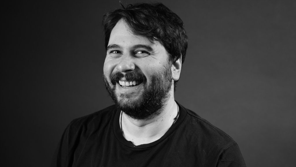 «Εμετός» από δήθεν κωμικό: Προσπαθεί να ξεφτιλίσει την Ελληνική Σημαία και βρίζει τον δολοφονημένο Τσάρλι Κερκ