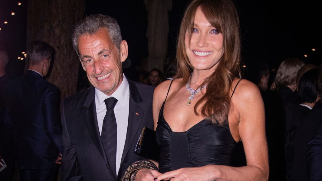 Έξαλλη με δημοσιογράφους η Κάρλα Μπρούνι: Έσκισε το μικρόφωνο μετά την καταδίκη του Ν.Σαρκοζί (βίντεο)