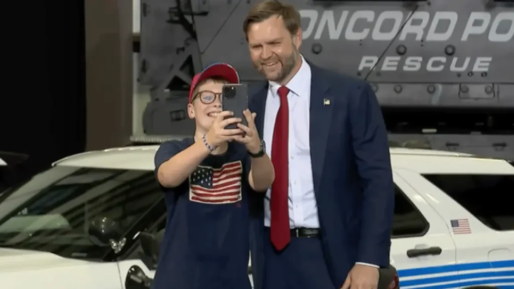 Ο μικρός Χένρι που έγινε viral για μια selfie με τον Τζέι Ντι Βανς – «Έκανα κοπάνα, μπορώ να βγάλω μια selfie;»