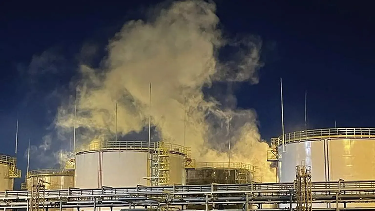 Ρωσία: Αντιμέτωπη με ελλείψεις σε βενζίνη λόγω των ουκρανικών επιθέσεων σε διυλιστήρια της χώρας