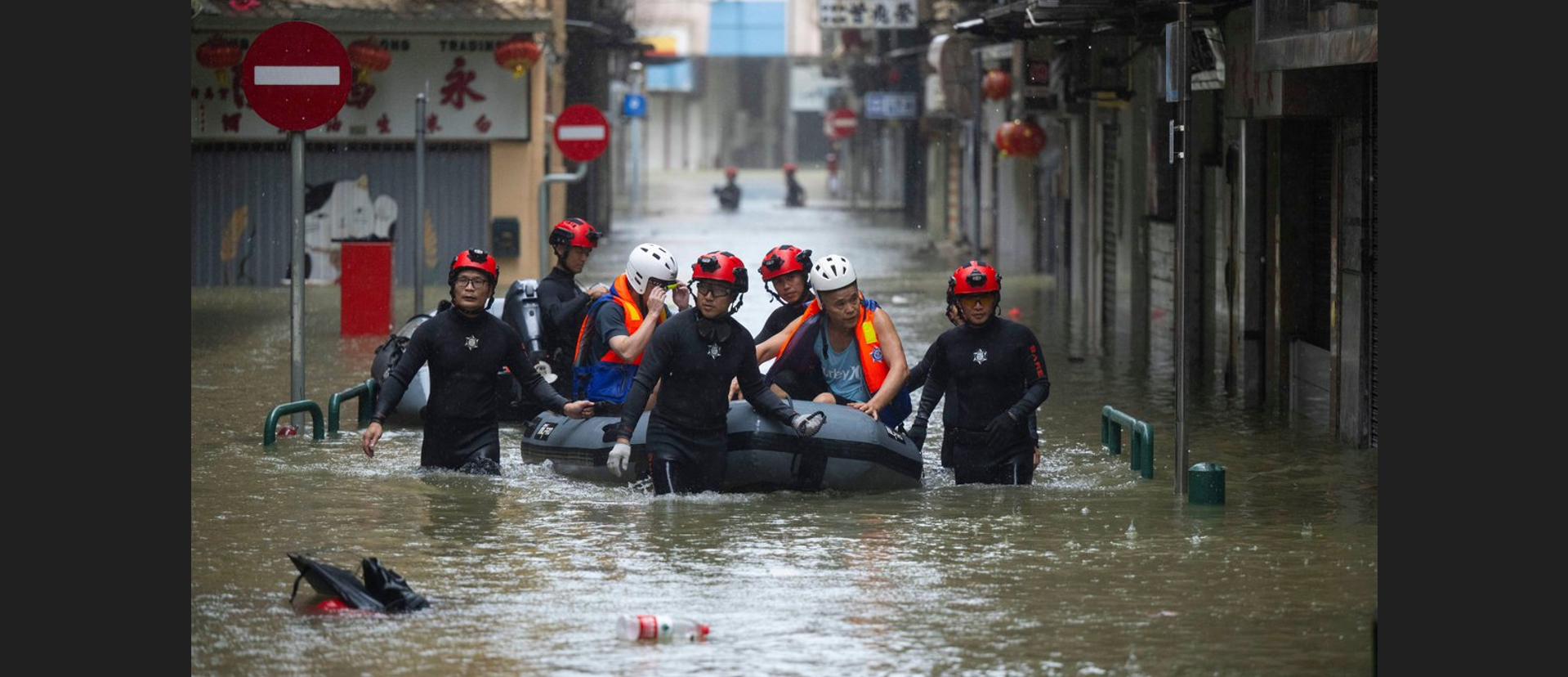 Σαρωτικό πέρασμα τροπικής καταιγίδας στις Φιλιππίνες: Τρεις νεκροί – Με βάρκες στους δρόμους οι κάτοικοι (φωτο)