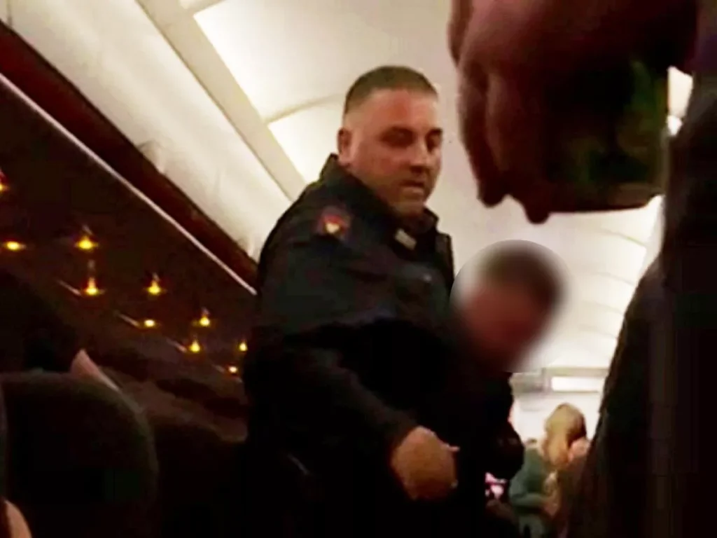 Αναστάτωση σε πτήση προς την Κέρκυρα: Επιβάτης ανάγκασε τον πιλότο να προσγειώσει το αεροπλάνο στο Μιλάνο (βίντεο)