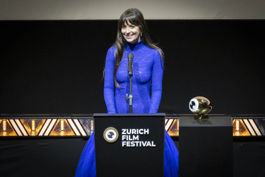 Ντακότα Τζόνσον: Το μπλέ διάφανο φόρεμα που επέλεξε για το Φεστιβάλ Κινηματογράφου και «τράβηξε» όλα τα βλέμματα