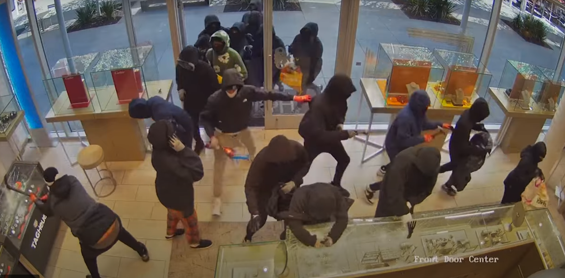 Ορμάμε και…αρπάζουμε: Μαζική ληστεία αξίας 1 εκατ. δολαρίων σε κοσμηματοπωλείο στο Σαν Ραμόν (Βίντεο)