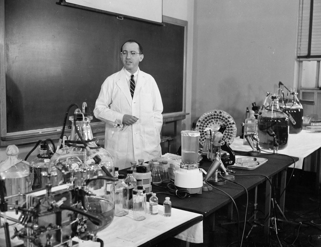 Τ.Σολκ: Ο γιατρός που αρνήθηκε να γίνει δισεκατομμυριούχος – Η ανακάλυψή του θεράπευσε κόσμο και δεν πωλήθηκε ποτέ