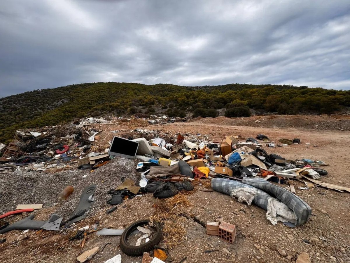 Αγκίστρι: Xειροπέδες σε πέντε άτομα που άδειαζαν υγρά λύματα δίπλα στη θάλασσα (φωτο)