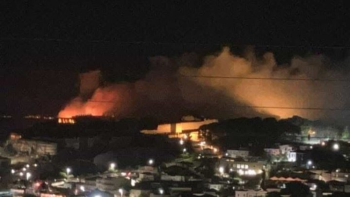 Λέσβος: Mεγάλη φωτιά στην περιοχή του κάστρου στα Τσαμάκια (φωτο)