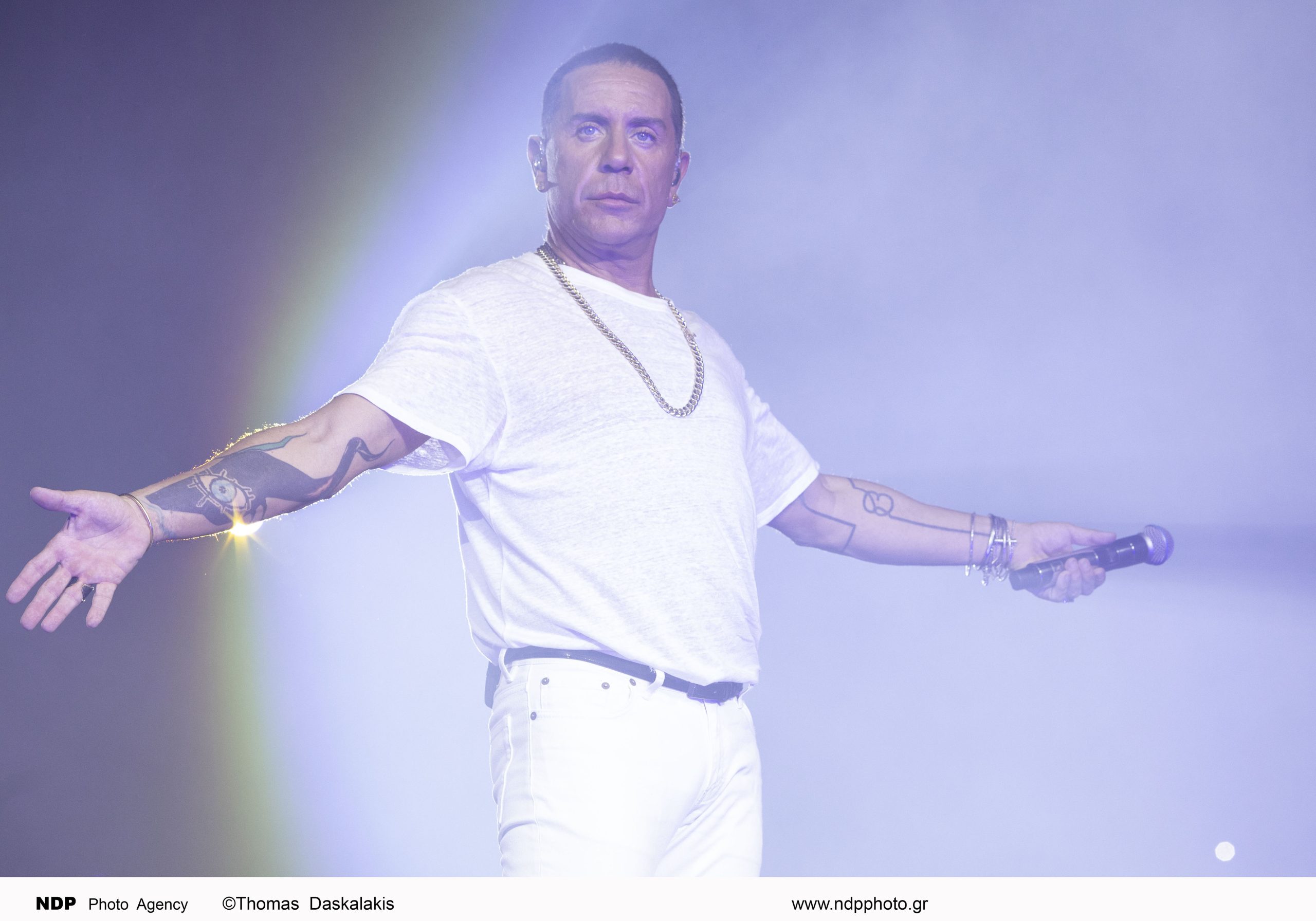 Γιώργος Μαζωνάκης: Κάθεται σε κρεβάτι και ποζάρει φορώντας μόνο μία πετσέτα (φώτο)