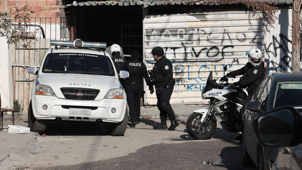 Πολύ γέλιο στα social media για Ρομά αστυνομικούς που θα επιτηρούν τους Ρομά στους καταυλισμούς