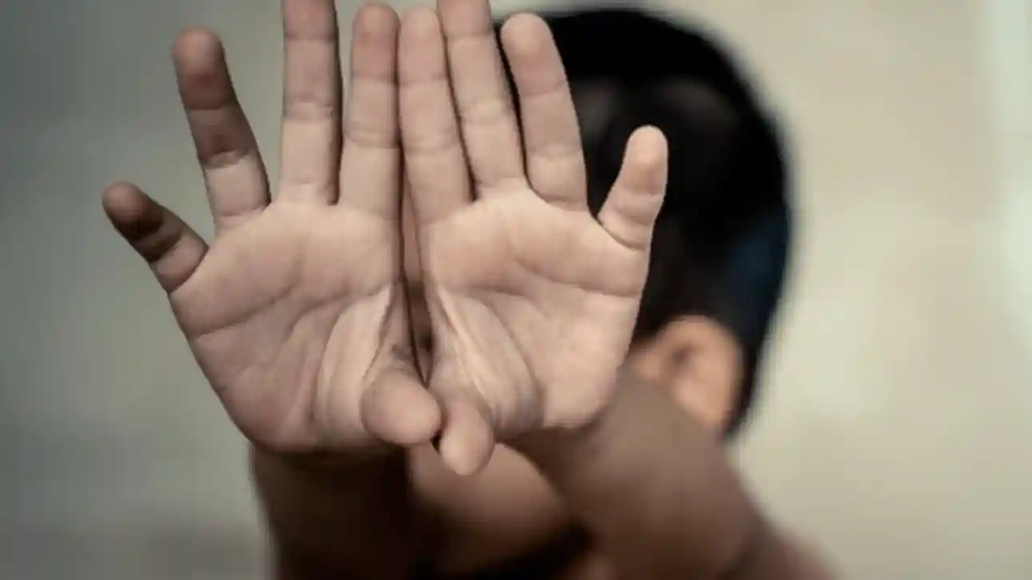 Κάτοικος Αυλώνα για κακοποίηση 2χρονου: «Εγώ είδα φωτογραφίες και έφριξα – Δεν είχε καθόλου μαλλιά»