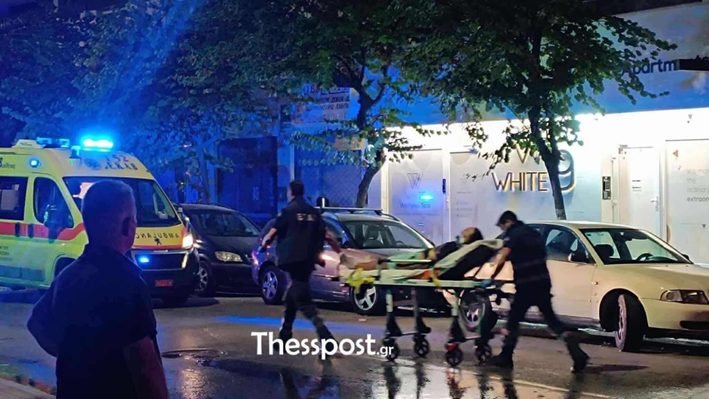 Σοβαρό τροχαίο στη Θεσσαλονίκη: Αυτοκίνητο έπεσε σε βιτρίνα μαγαζιού – Στο νοσοκομείο ο οδηγός (βίντεο & φωτο)