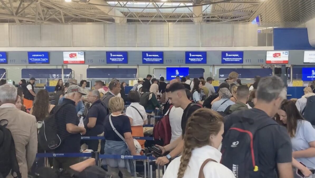 Ατέλειωτη ταλαιπωρία στο «Ελ.Βενιζέλος» – Ουρές, γκρίνια και νεύρα εξαιτίας των καθυστερήσεων (βίντεο)