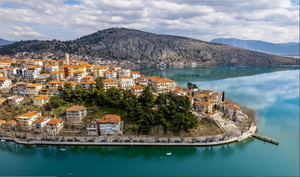 Καστοριά: Η «αρχόντισσα» της Μακεδονίας είναι ο κορυφαίος ρομαντικός προορισμός για το φθινόπωρο (φωτο)