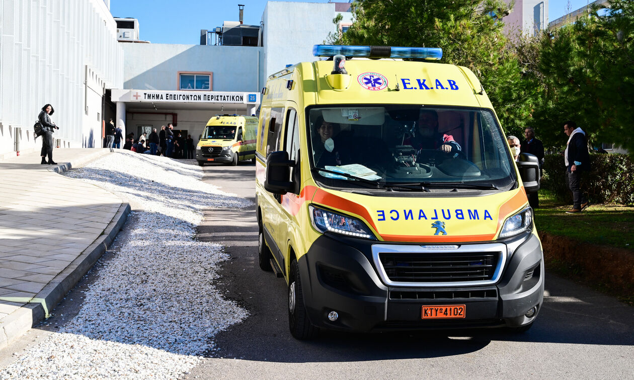 Τροχαίο ατύχημα στη Θεσσαλονίκη: Στο νοσοκομείο 19χρονος που «κάρφωσε» το αυτοκίνητό του σε έξι οχήματα