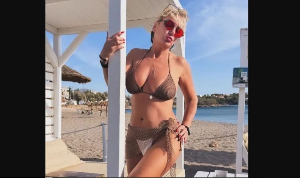 Η Στέλλα Μπεζαντάκου ποζάρει με καφέ μπικίνι: «Χωρίς φίλτρα όπως σας υποσχέθηκα» (φωτο)