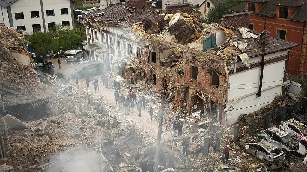 Ρωσία: «Εμείς χτυπήσαμε μόνο στρατιωτικούς στόχους – Ο Β.Ζελένσκι παριστάνει τον γενναίο στρατιώτη για την ΕΕ»