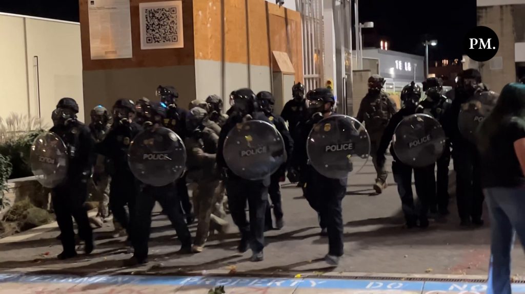 Με εντολή Ν.Τραμπ ξεκίνησαν οι συλλήψεις ακροαριστερών που «πολιορκούσαν» ομοσπονδιακά κτίρια στο Πόρτλαντ