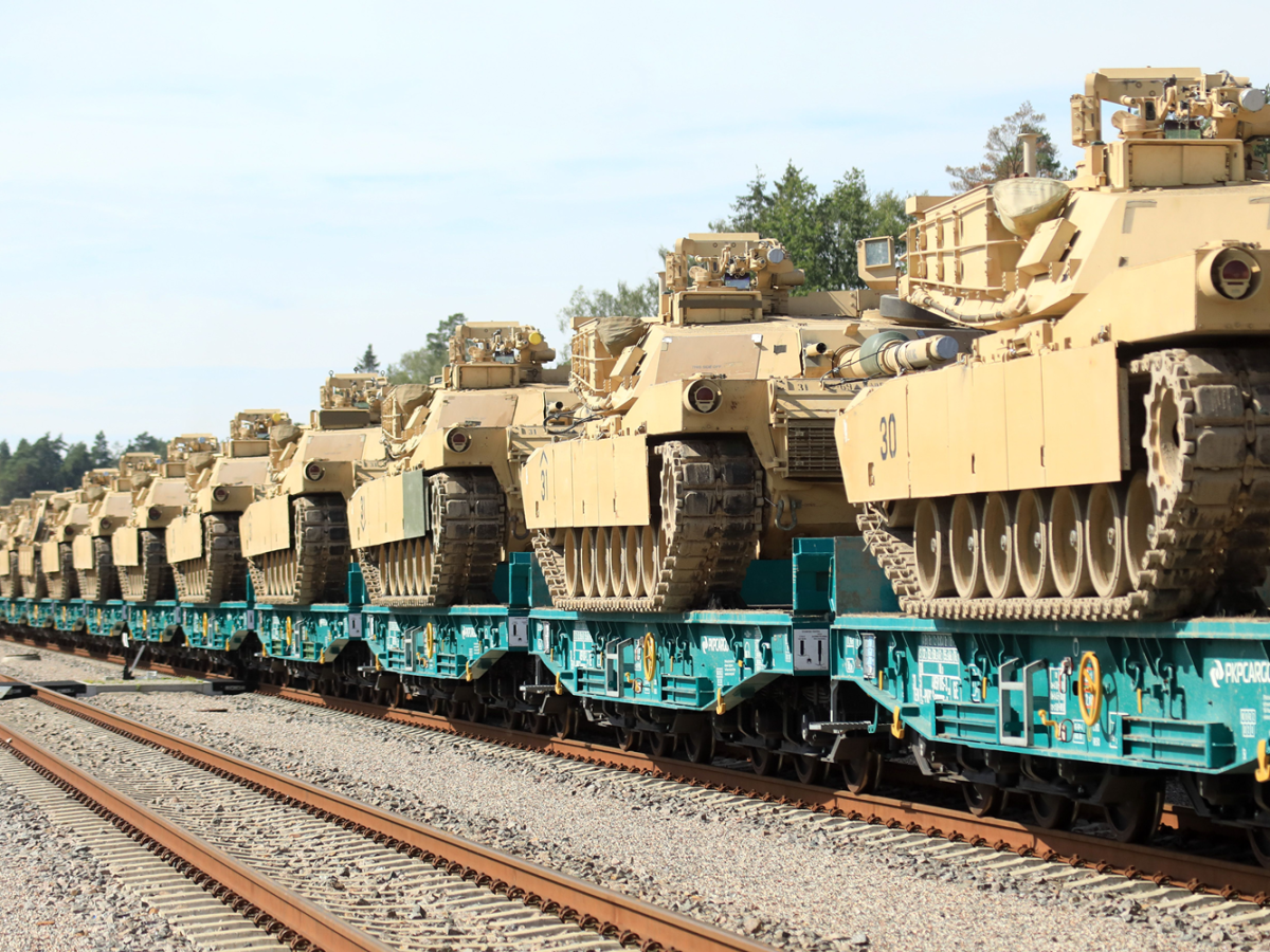 Εσθονία: Ο αμερικανικός Στρατός μεταφέρει άρματα μάχης και ΤΟΜΑ  στα σύνορα με τη Ρωσία!