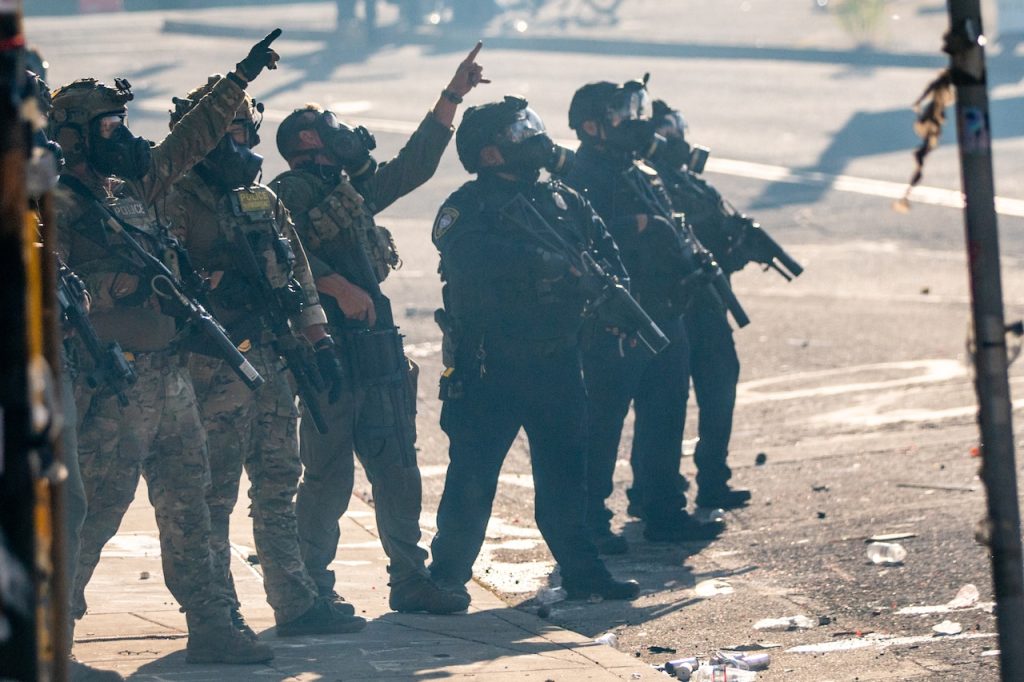 Πόρτλαντ ΗΠΑ: Οι Πεζοναύτες «ισοπεδώνουν» τους ακροαριστερούς Antifa – Εντυπωσιακό βίντεο