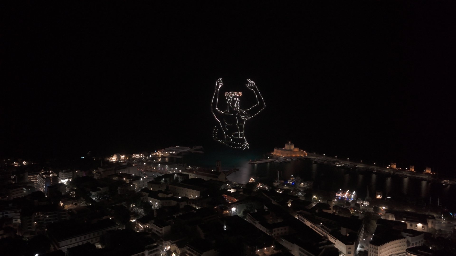 Ρόδος: O Koλοσσός «ζωντάνεψε» στον ουρανό του νησιού με 1.000 drones – Δείτε εικόνες