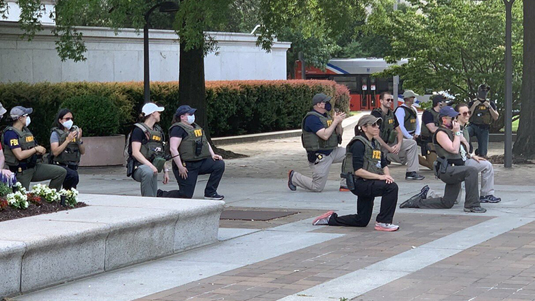 HΠΑ: Το FBI απέλυσε περίπου 20 πράκτορες που είχαν γονατίσει σε διαδήλωση για τη δολοφονία του Τ.Φλόιντ