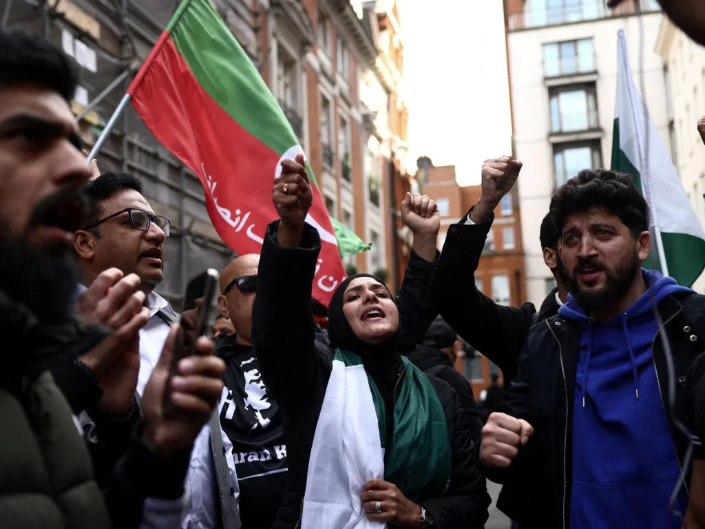 Η απόλυτη παρακμή: Το βρετανικό ΝΗS υποκύπτει στην πακιστανική κοινότητα και εγκρίνει τον γάμο μεταξύ ξαδελφών