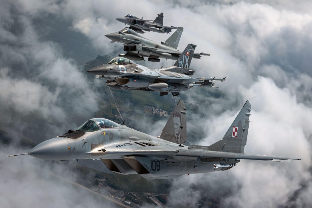 «Κρύος ιδρώτας» στην Πολωνία: Έκλεισε τον εναέριο χώρο της και ανέπτυξε πληθώρα από F-16 και MiG-29