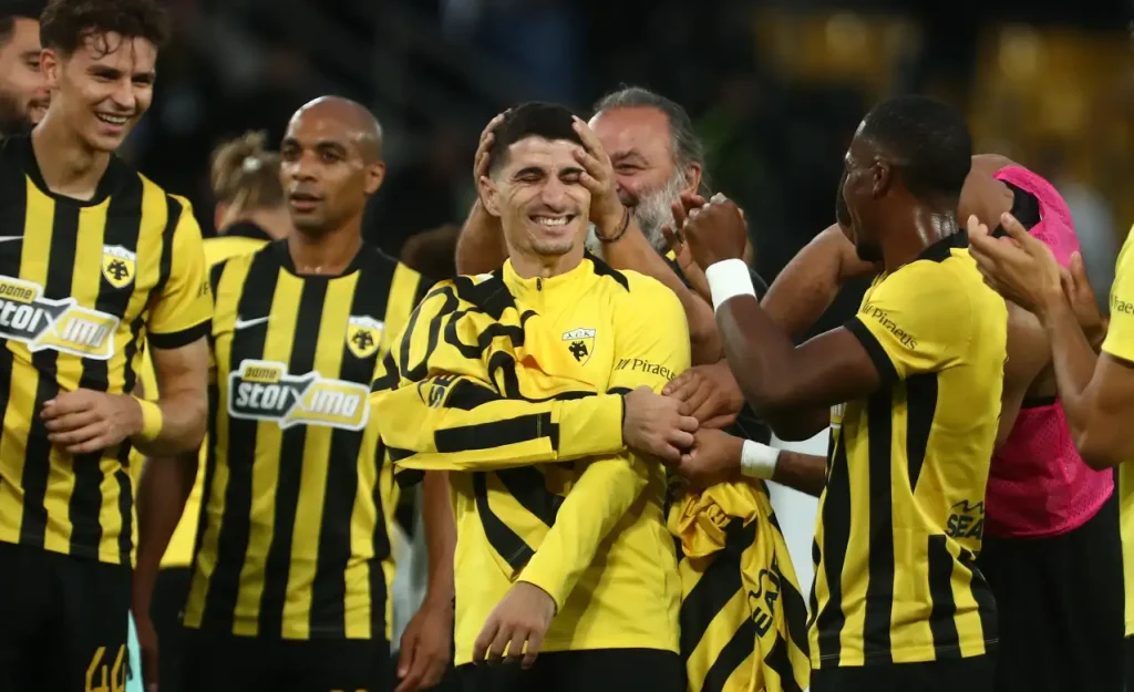 Ο Πέτρος Μάνταλος έφθασε τις 400 εμφανίσεις με την ΑΕΚ – Του έδωσε φανέλα με αυτόν τον αριθμό ο Μ.Ηλιόπουλος (φωτο)