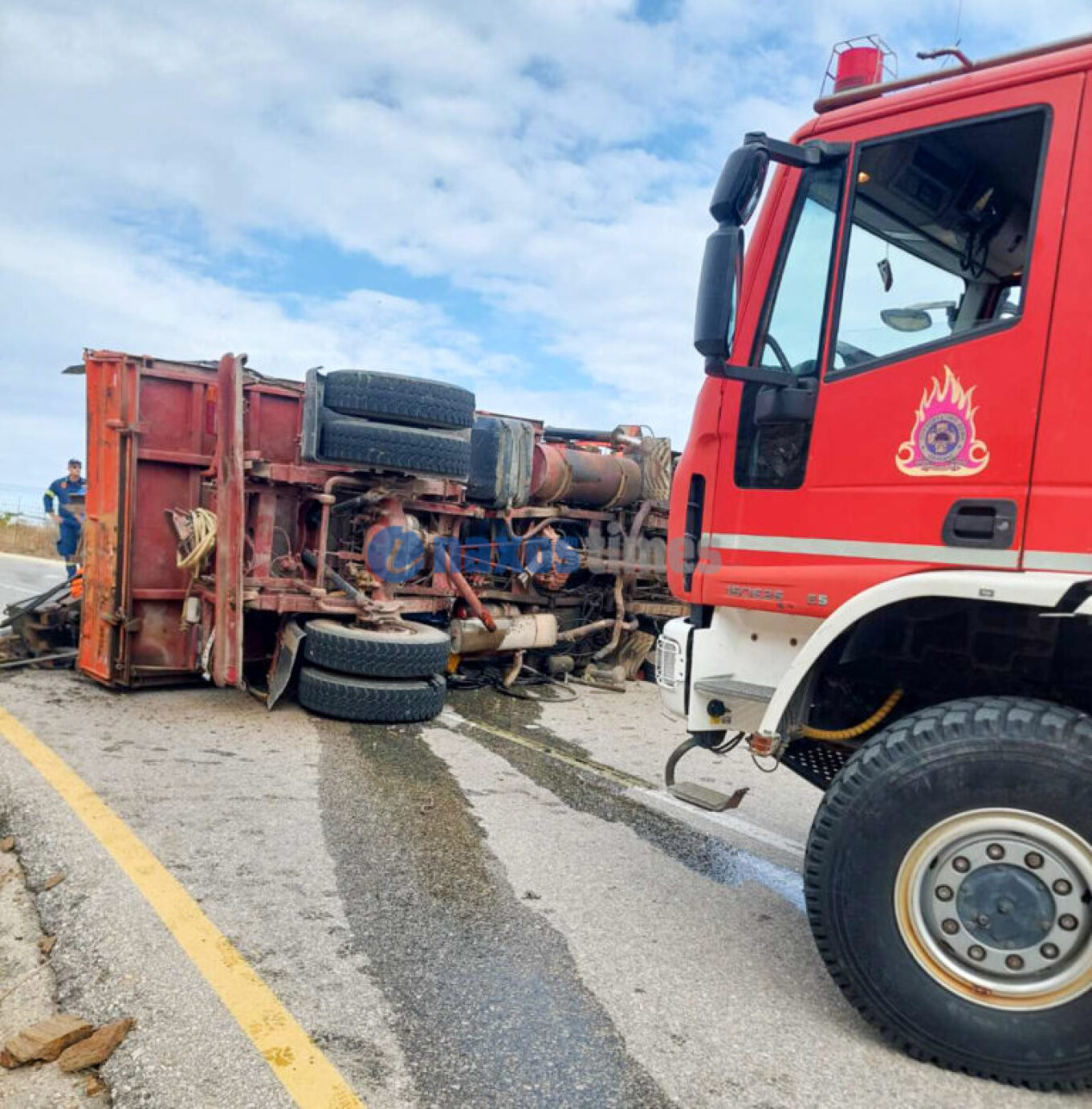 Φορτηγό του ΔΕΔΔΗΕ στη Νάξο εξετράπη της πορείας του: Στο νοσοκομείο με βαριά τραύματα ο οδηγός – Δείτε φωτογραφίες